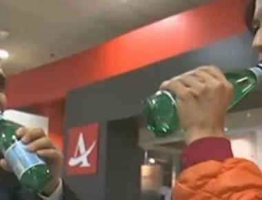 Ο Αριστείδης Φωκάς «ξαναχτυπά»: Πίνει on camera... γκαζόζα με ρεπόρτερ [βίντεο]